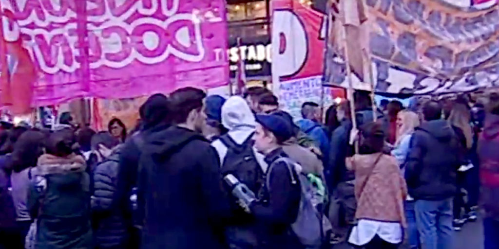 Docentes de Chubut reclaman en Buenos Aires frente al obelisco