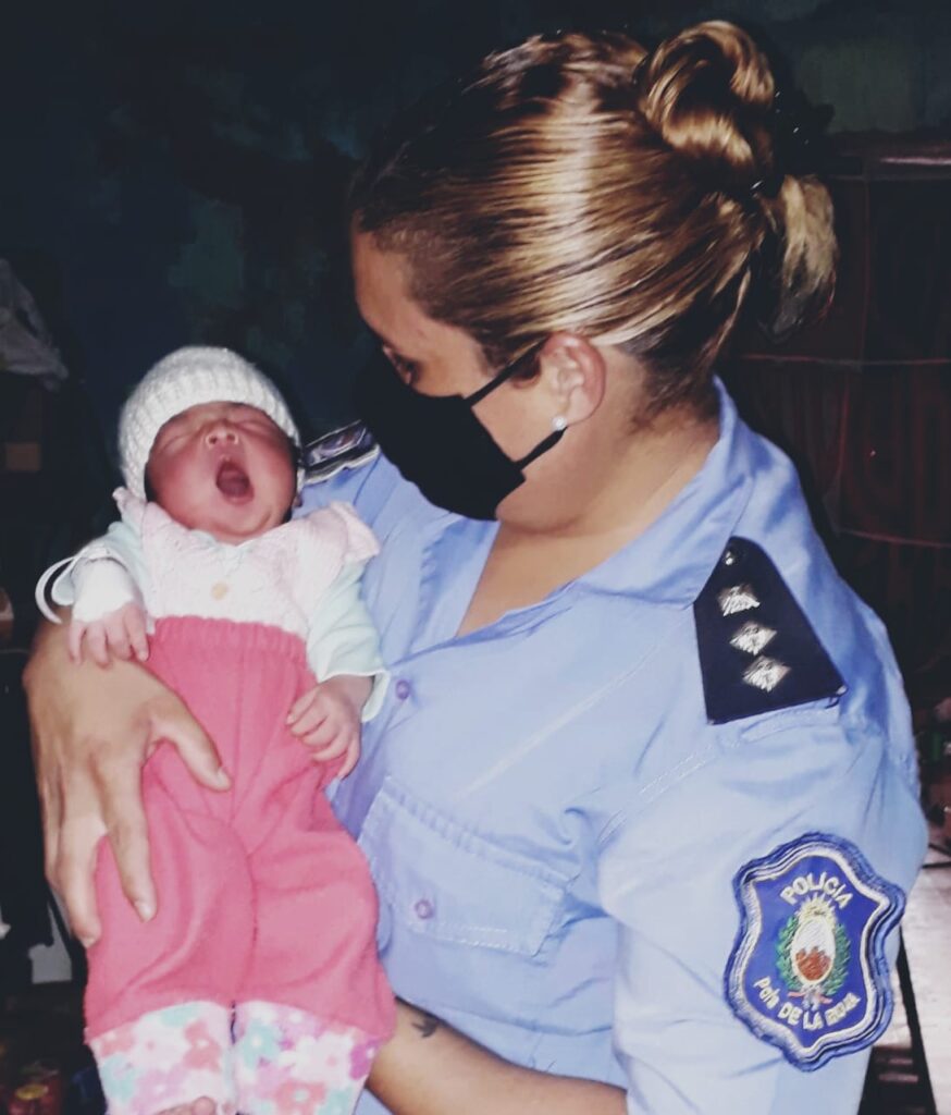 la rioja capital policia parto mujer