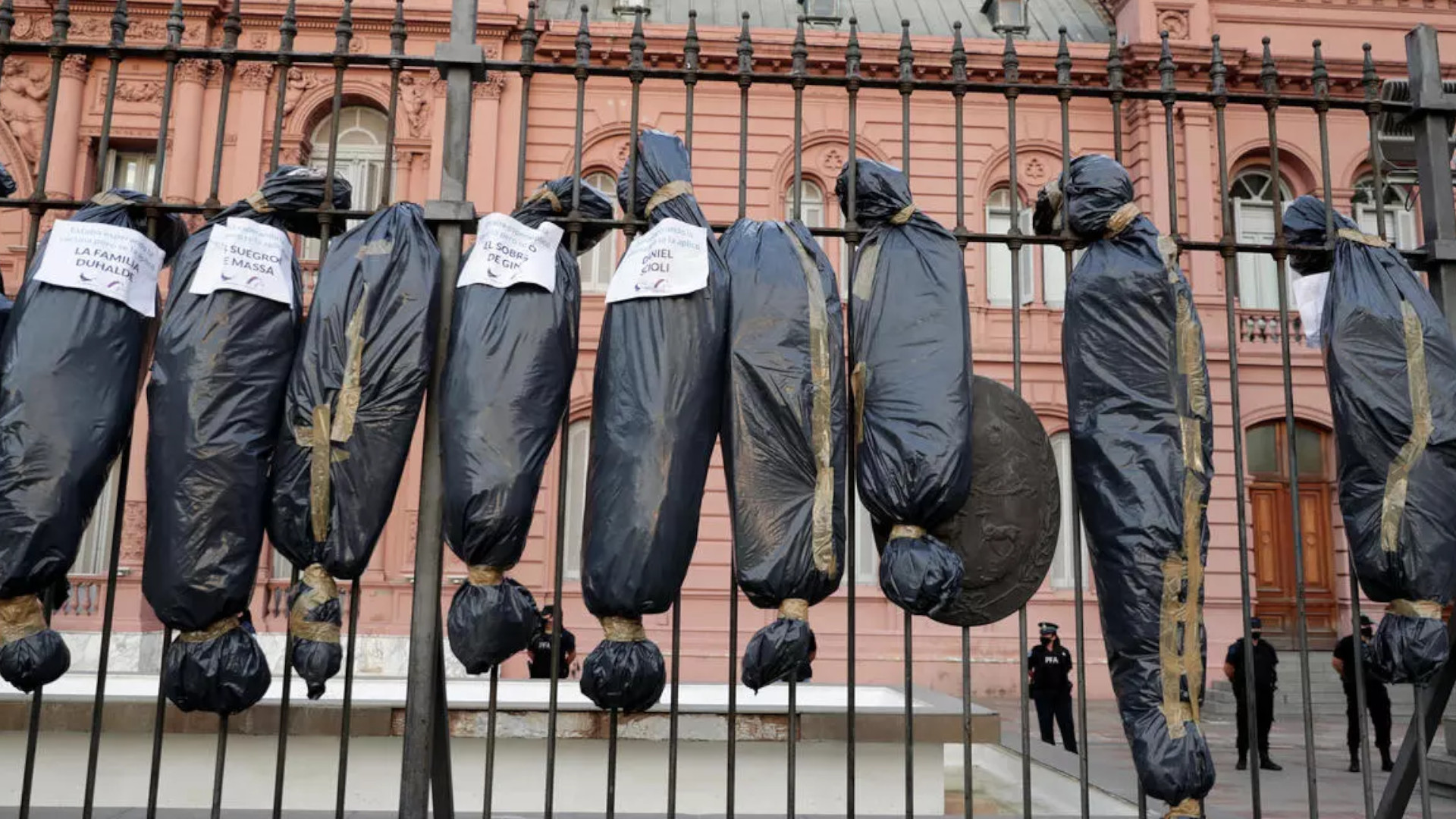 bolsas mortuorias en plaza de mayo