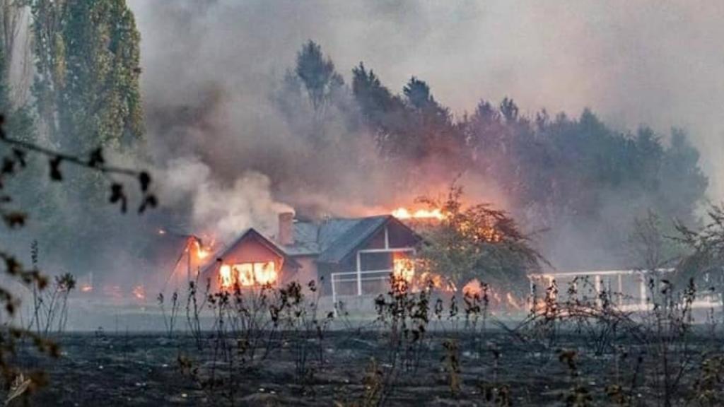 Incendios forestales en la Patagonia: Fotos y videos del fuego que arrasa localidades de Chubut y Río Negro