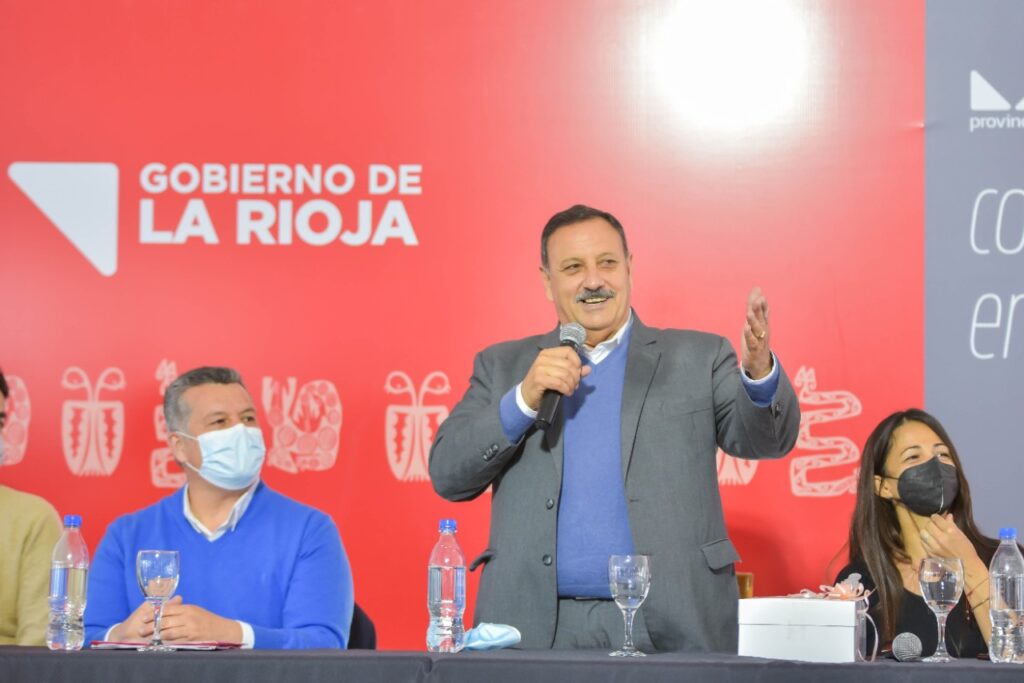 Quintela entregó computadoras y bibliotecas digitales a las áreas de Culturas municipal