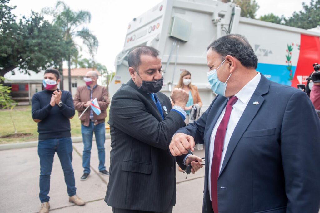 El Ejecutivo riojano entregó camiones recolectores de residuos cero kilómetro para el Municipio de Capital