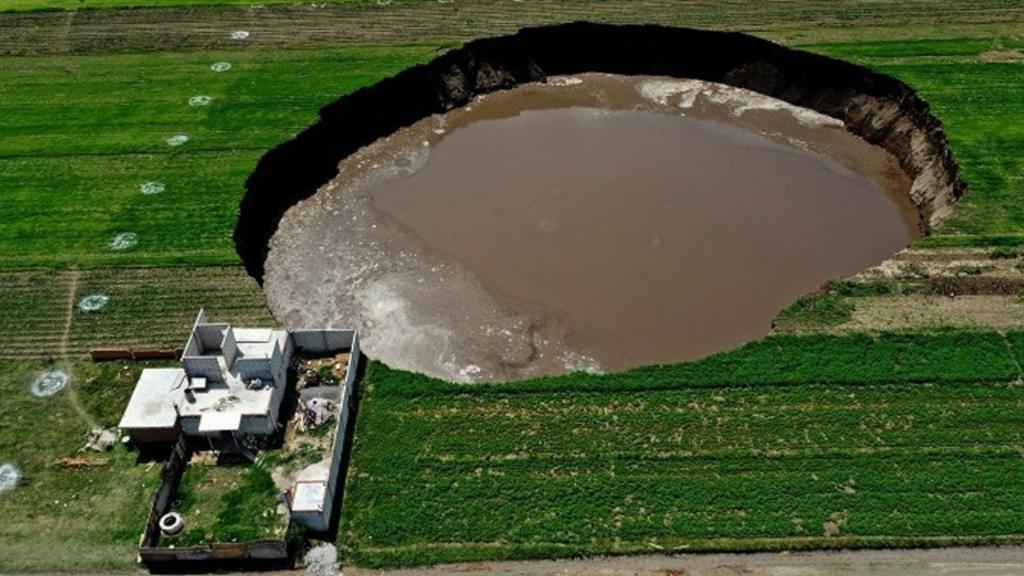 México: Socavón gigantesco tiene en vilo a pobladores de la localidad de Santa María Zacatepec en la gobernación de Puebla