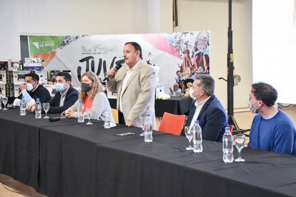 El gobernador de La Rioja entregó equipamiento del Programa “Conectar Juventudes”