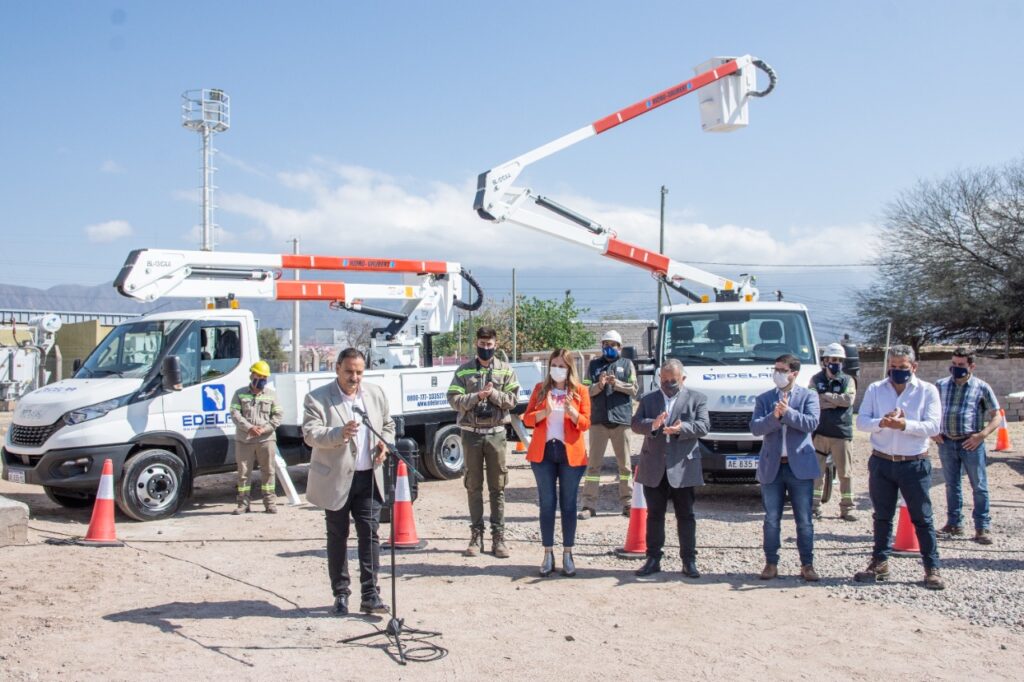 Gobernador de La Rioja entregó vehículos a empresa provincial de Energía