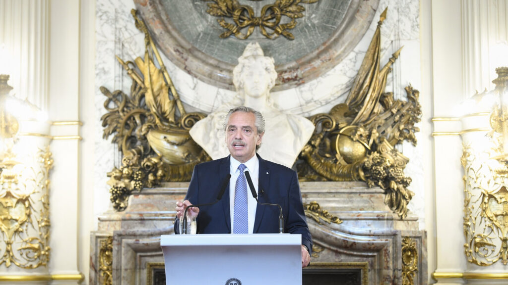 Alberto Fernández en Cadena Nacional pidió que «se investigue penalmente» los chats de jueces federales, directivos de Clarín, y el ministro de Seguridad del Gobierno porteño,  Marcelo D´alessandro, para ocultar un viaje a Lago Esondido