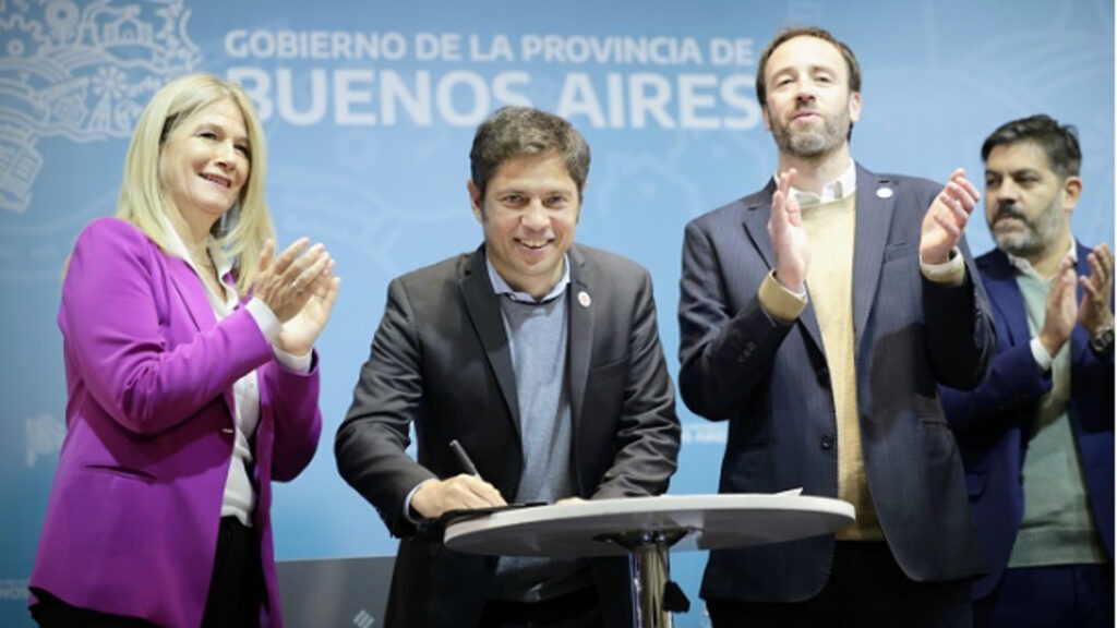 Kicillof formalizó la transferencia de $37.549 millones para los 135 partidos bonaerenses