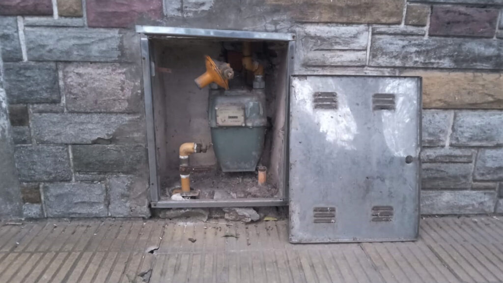 Lomas de Zamora: Preocupación por los robos de de los caños de cobre de los medidores de gas