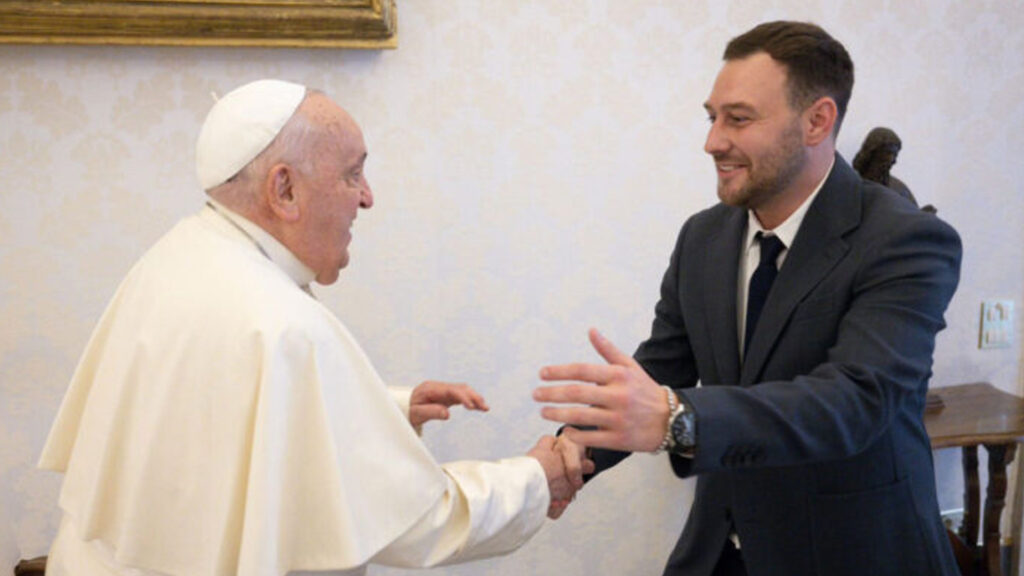 Matias Mariotto fue recibido por el Papa Francisco, el presidente de Banfield le regaló una camiseta