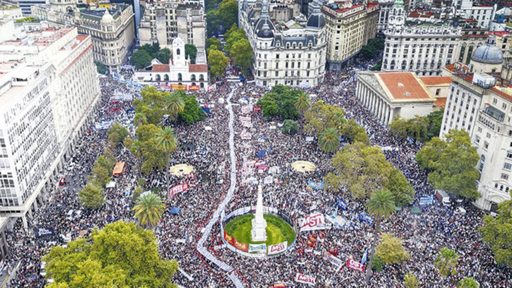 A 49 años del Golpe de la Dictadura Cívico Militar masiva marcha a Plaza de Mayo