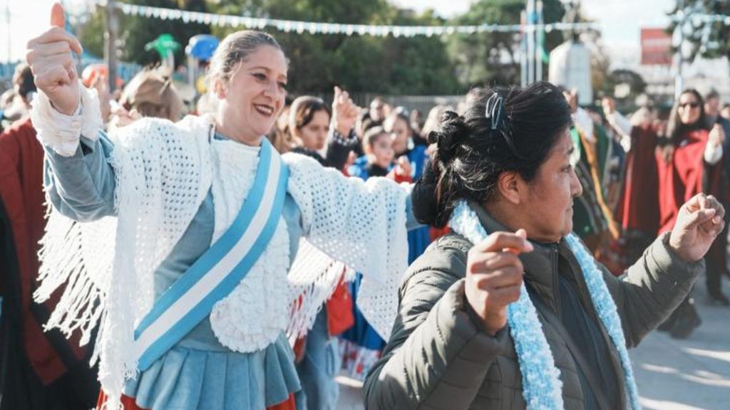 Fiesta por el 25 de Mayo en Lomas de Zamora: Horario de la presentación de Los Manseros Santiagueños y el Súper Quinteto en la Plaza Grigera
