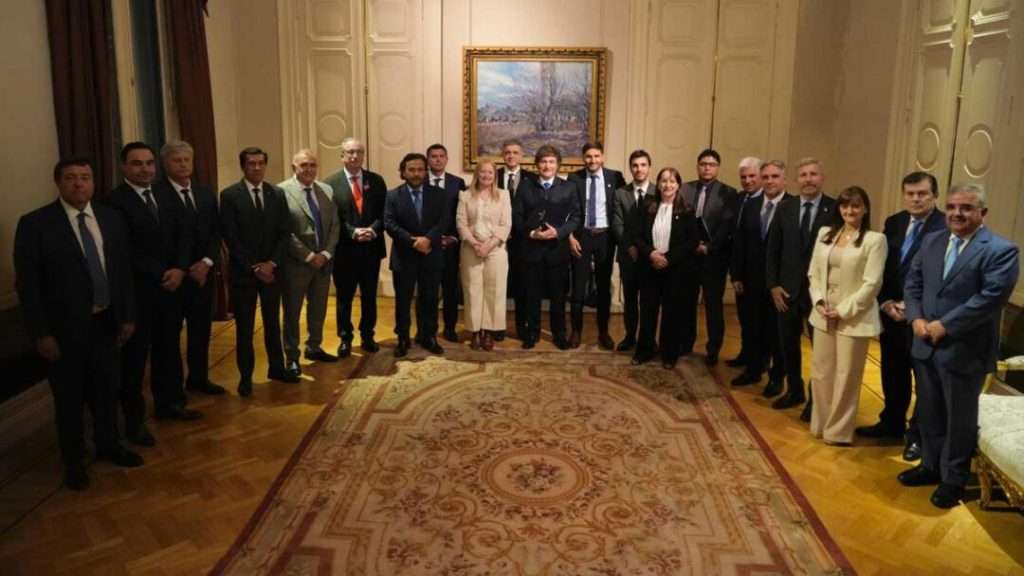 Sin Kicillof, el presidente se reunión con varios gobernadores busca tratar las reformas laboral y previsional en extraordinarias