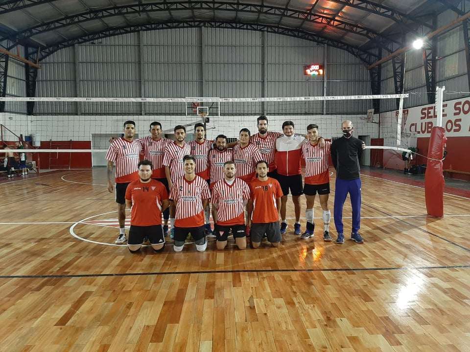 El equipo de primera del vóley masculino de Los Andes juega contra Atlanta en Lomas de Zamora