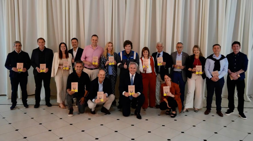 Milei rompe el congelamiento: Oficializó el aumento salarial para Ministros y toda la planta jerárquica del Estado Nacional